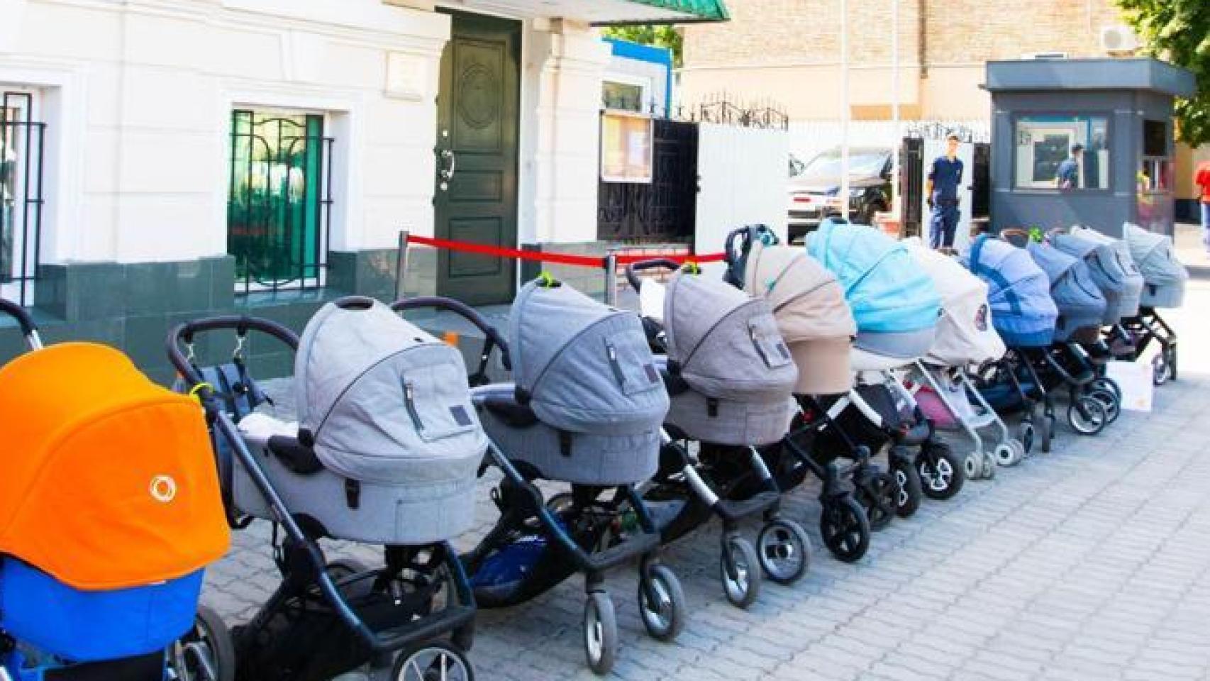 Cola de carritos en Kiev durante el cambio de procedimiento de registro en 2019.