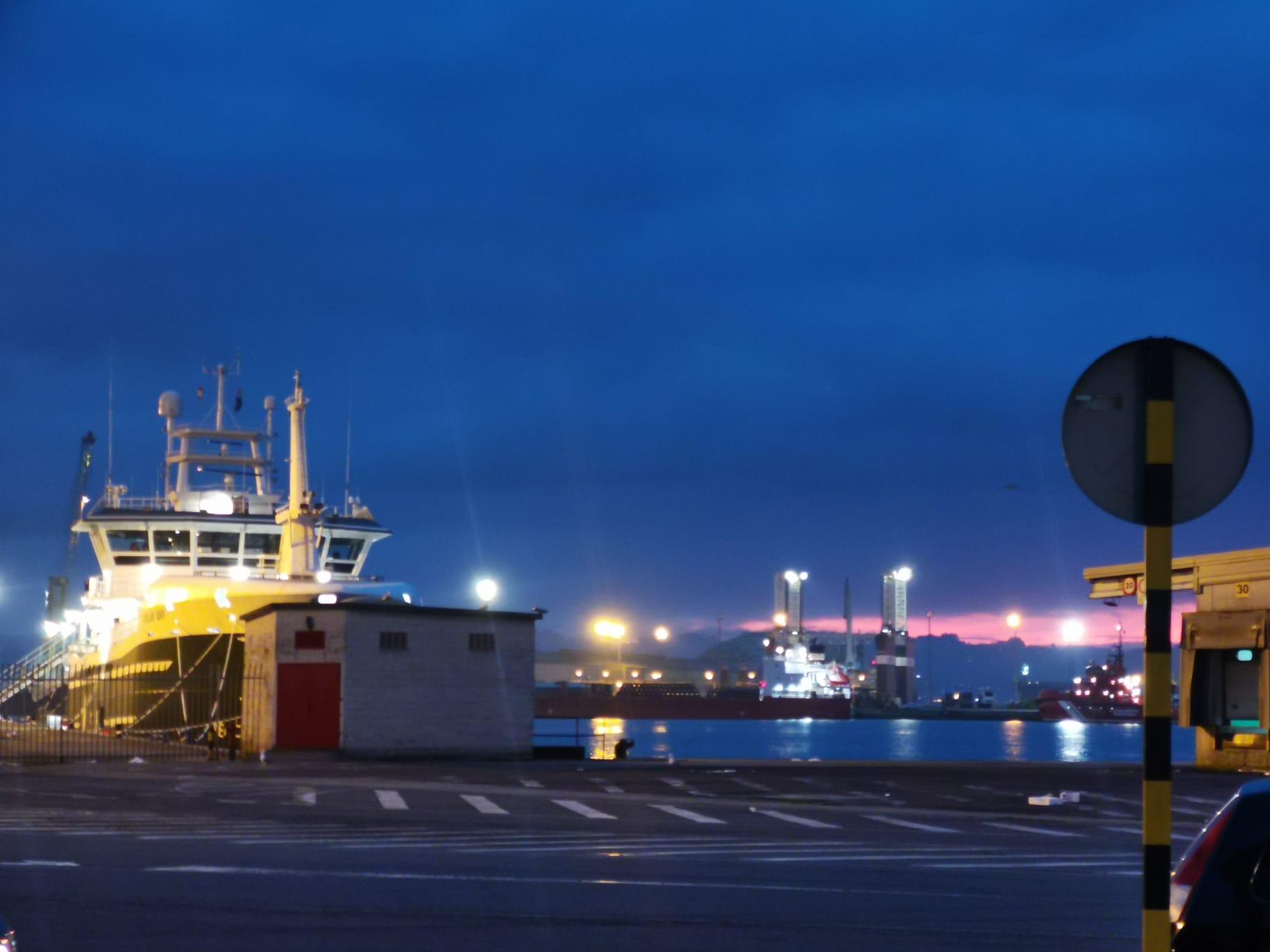 El Polar Bay atracado en el muelle de Calvo Sotelo. Foto (Quincemil)