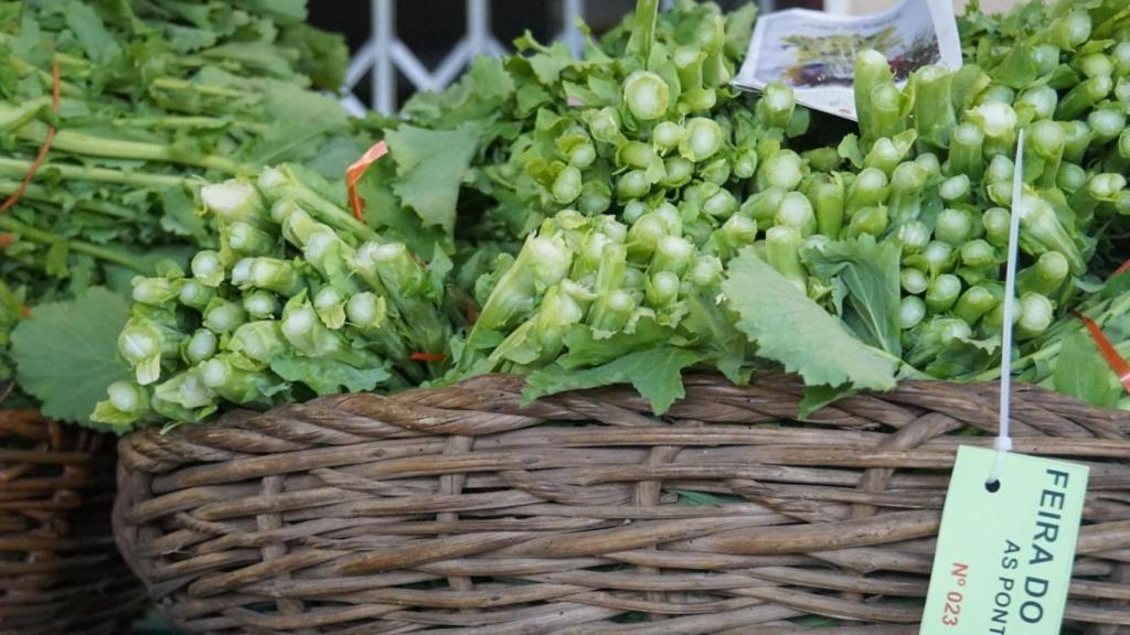 Tradicional cesta de grelos