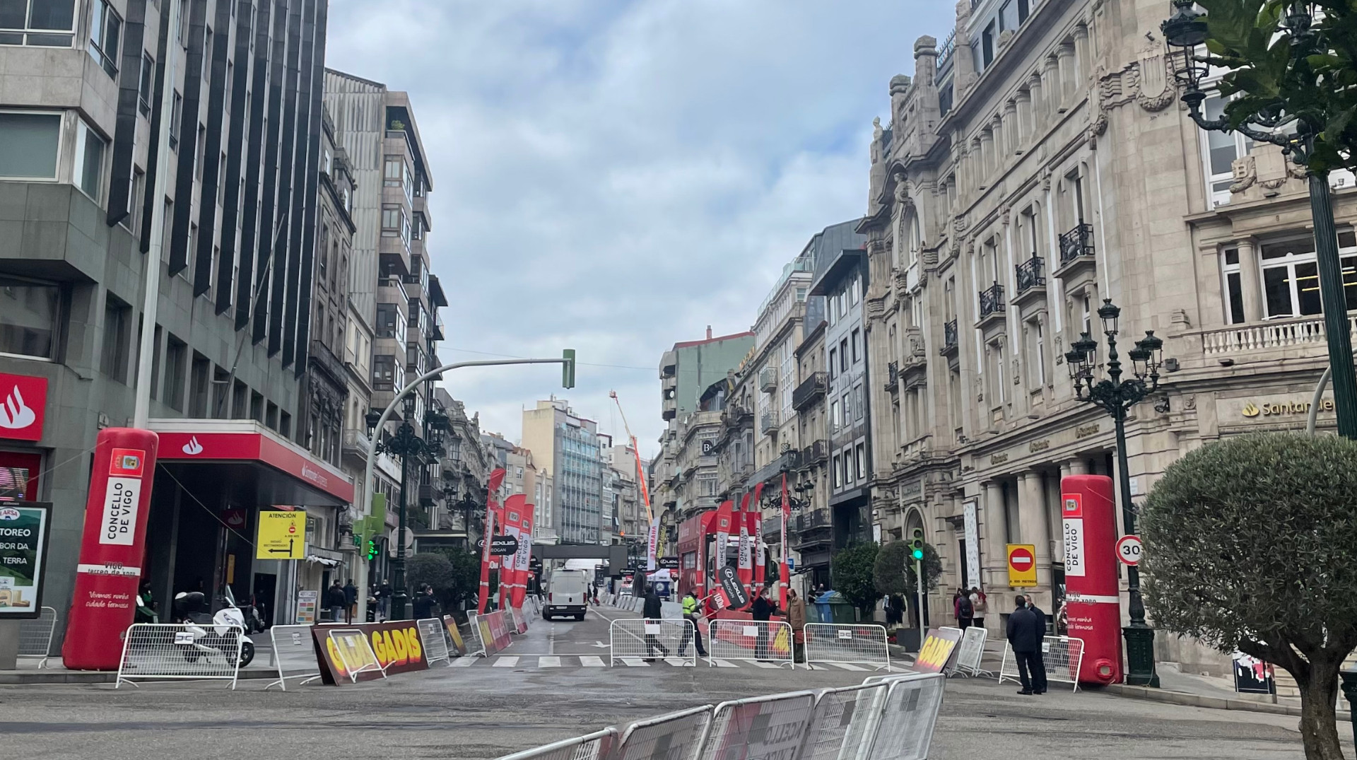 Policarpo Sanz, cortada al tráfico desde primera hora de la mañana.