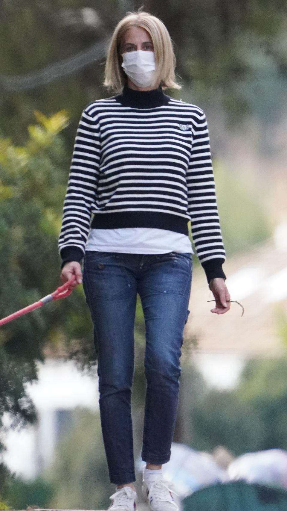 Carmen Janeiro Bazán paseando por su urbanización de Marbella.