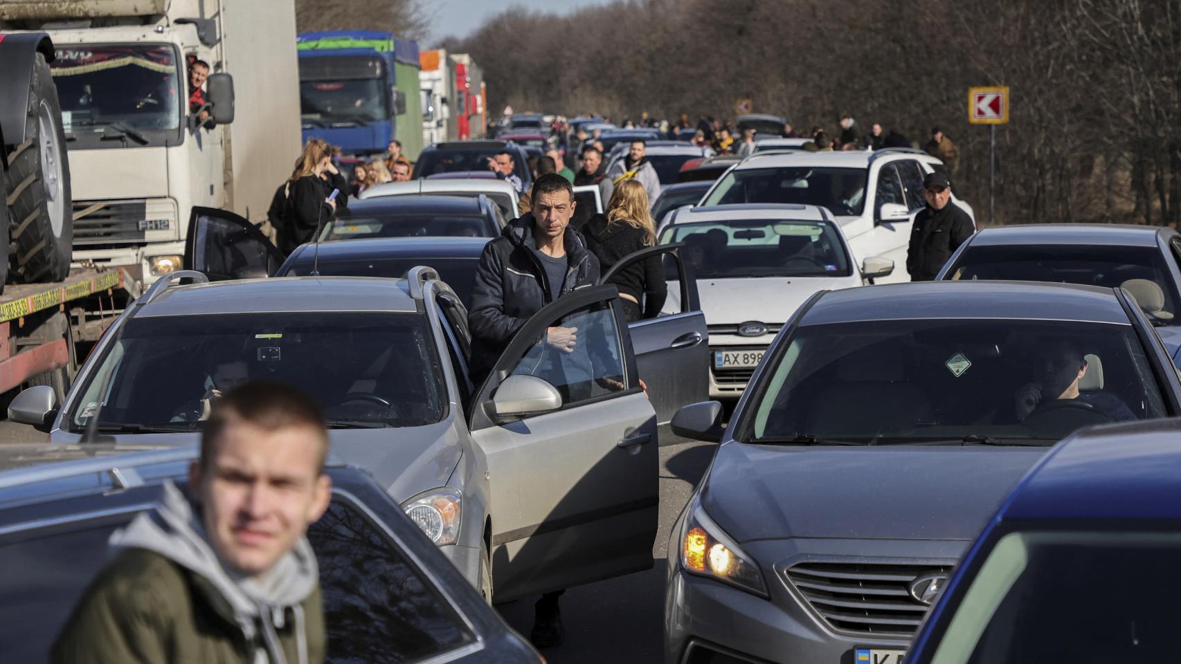 Atasco a las afueras de la ciudad asediada de Kharkiv.