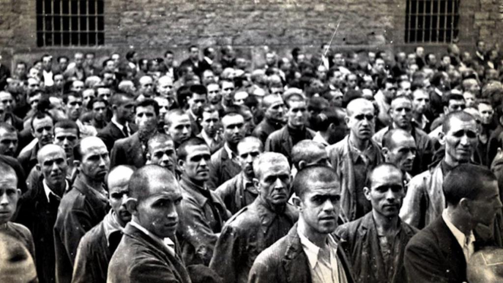 Prisioneros republicanos en el patio del fuerte de San Cristóbal. / Archivo José Oalle.