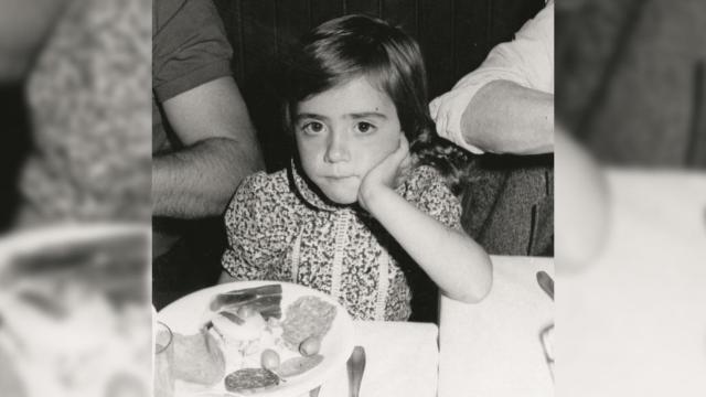 Carme Chacón, con 4 años, en la comunión de la hija de unos amigos de sus padres.