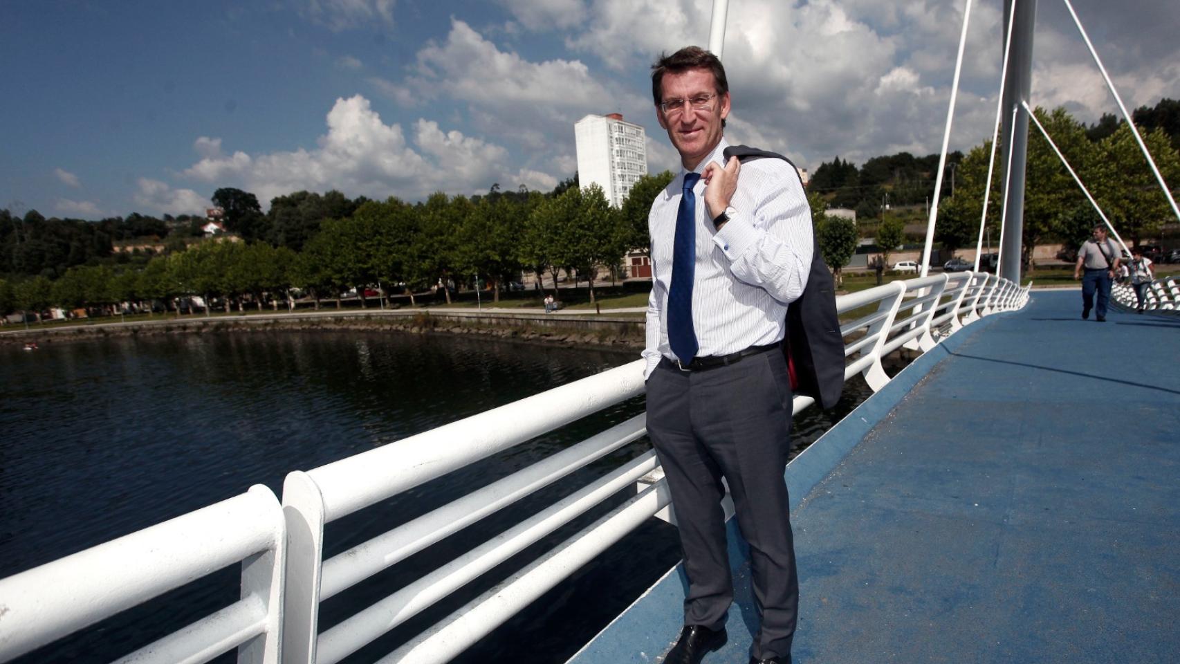 Alberto Núñez Feijóo, en el puente sobre el río es el Lérez, en Pontevedra.