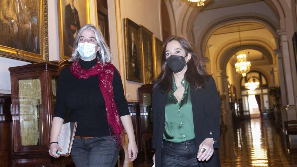 La portavoz de Marea Atlántica, María García, y la alcaldesa de A Coruña, Inés Rey.