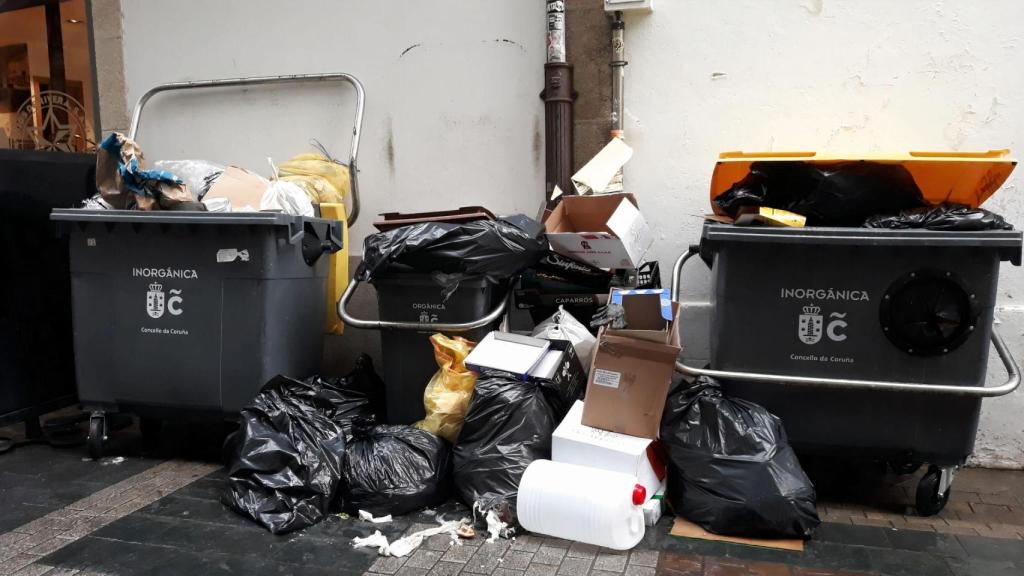 Basura acumulada en las calles de A Coruña.