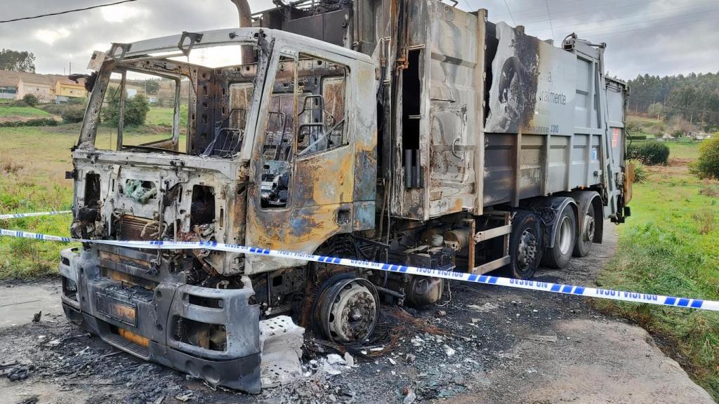 El camión de la basura que ha ardido en Feáns.