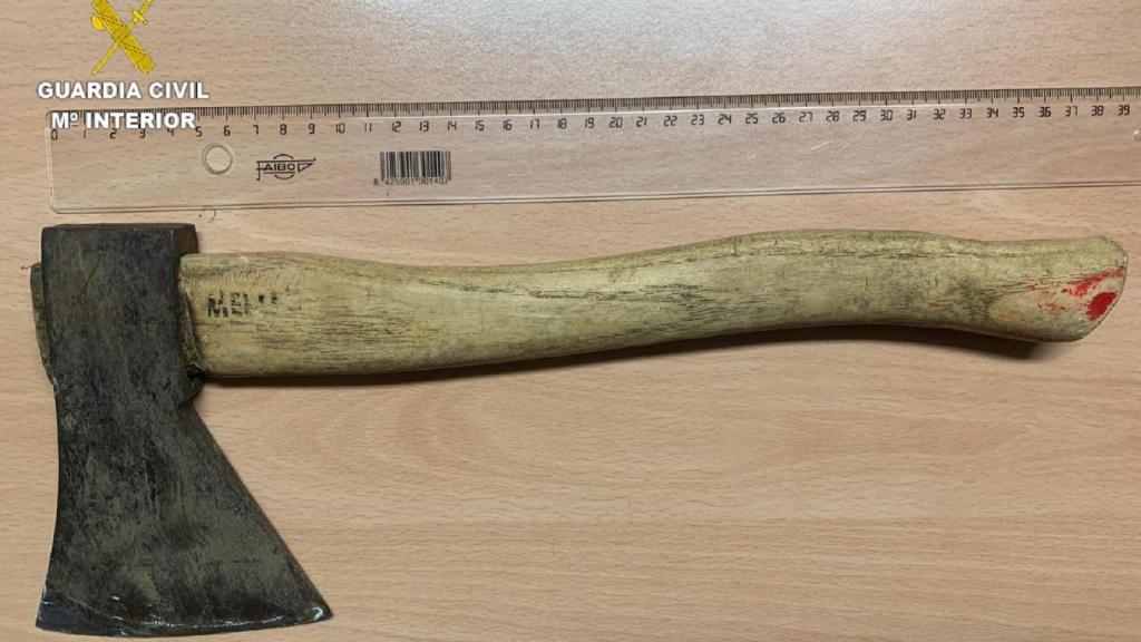 El hacha empleada en la agresión en Carral (A Coruña).