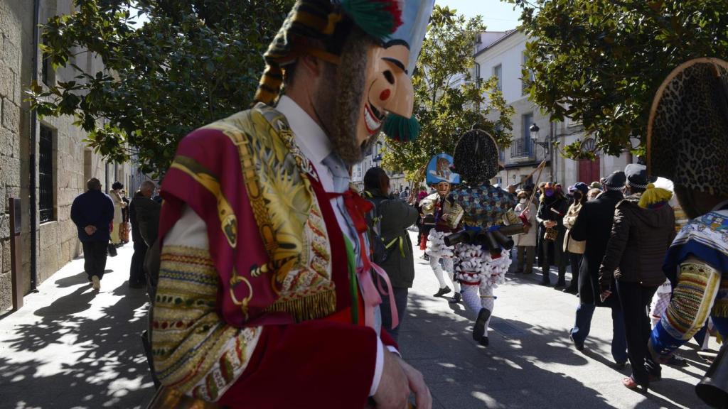Una persona vestida con el traje de cigarrón, en la celebración del estreno de los Cigarrones, a 20 de febrero de 2022, en Verín.