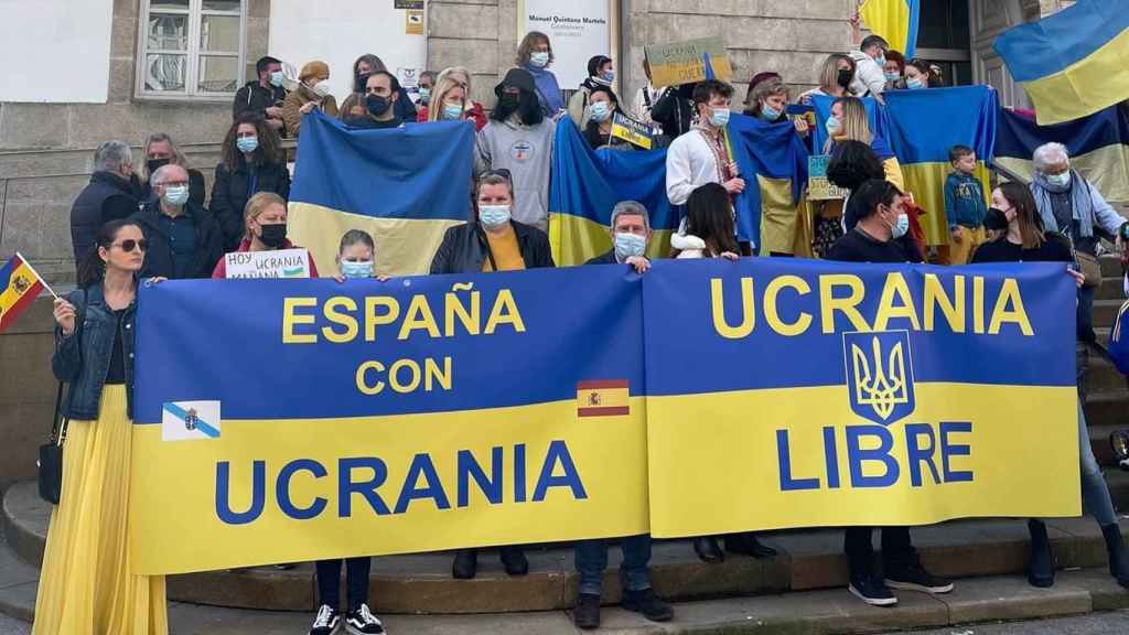 Concentración de ucranianos delante del Marco de Vigo.