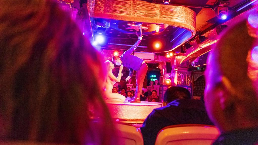 Un asistente participa en un número.