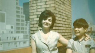 Ana María Matute con su hijo Juan Pablo en Nueva York, en 1965. Foto cedida por Blackie Books