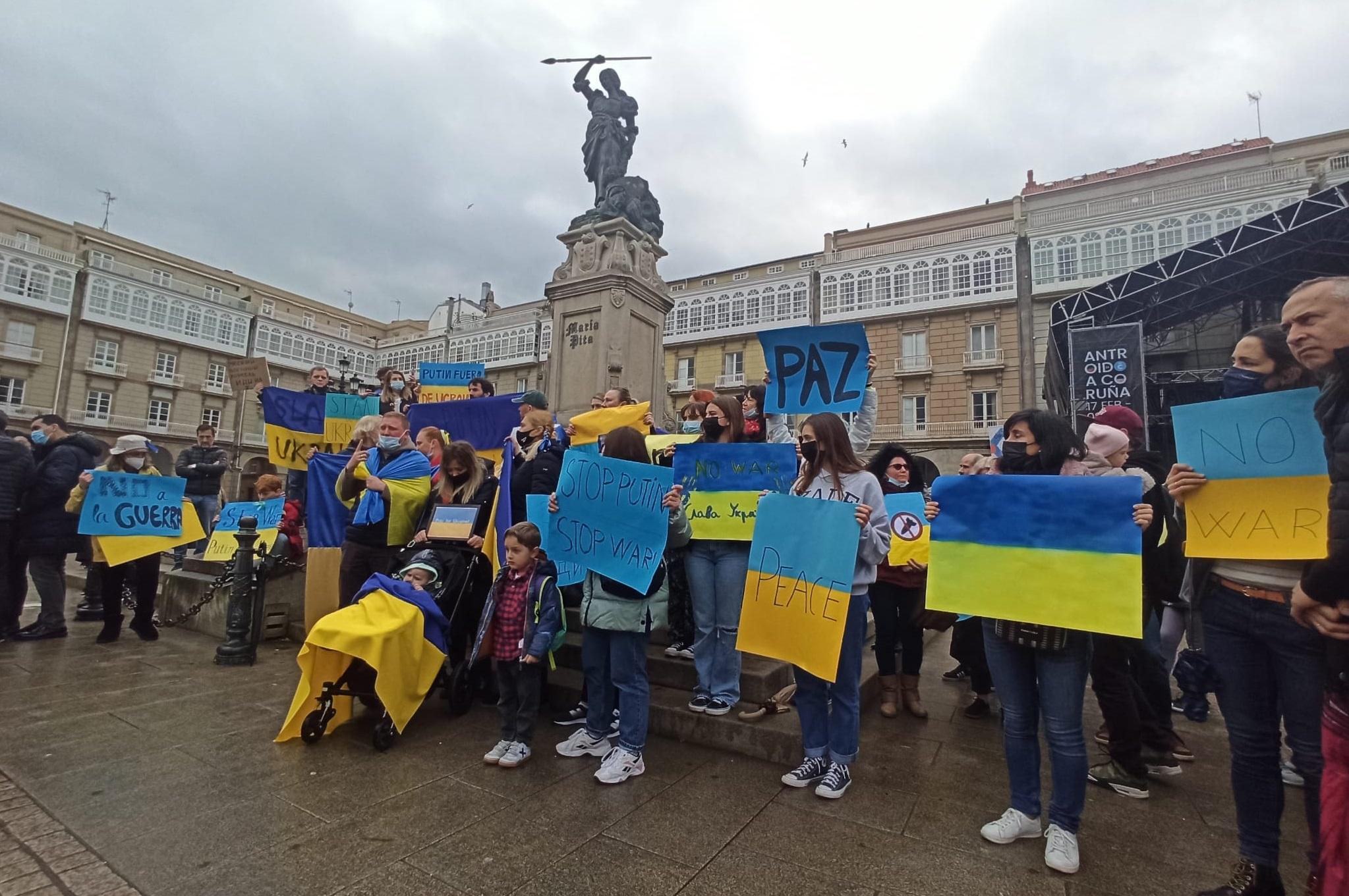 Ciudadanos ucranianos piden el fin de la guerra en la plaza de María Pita de A Coruña.