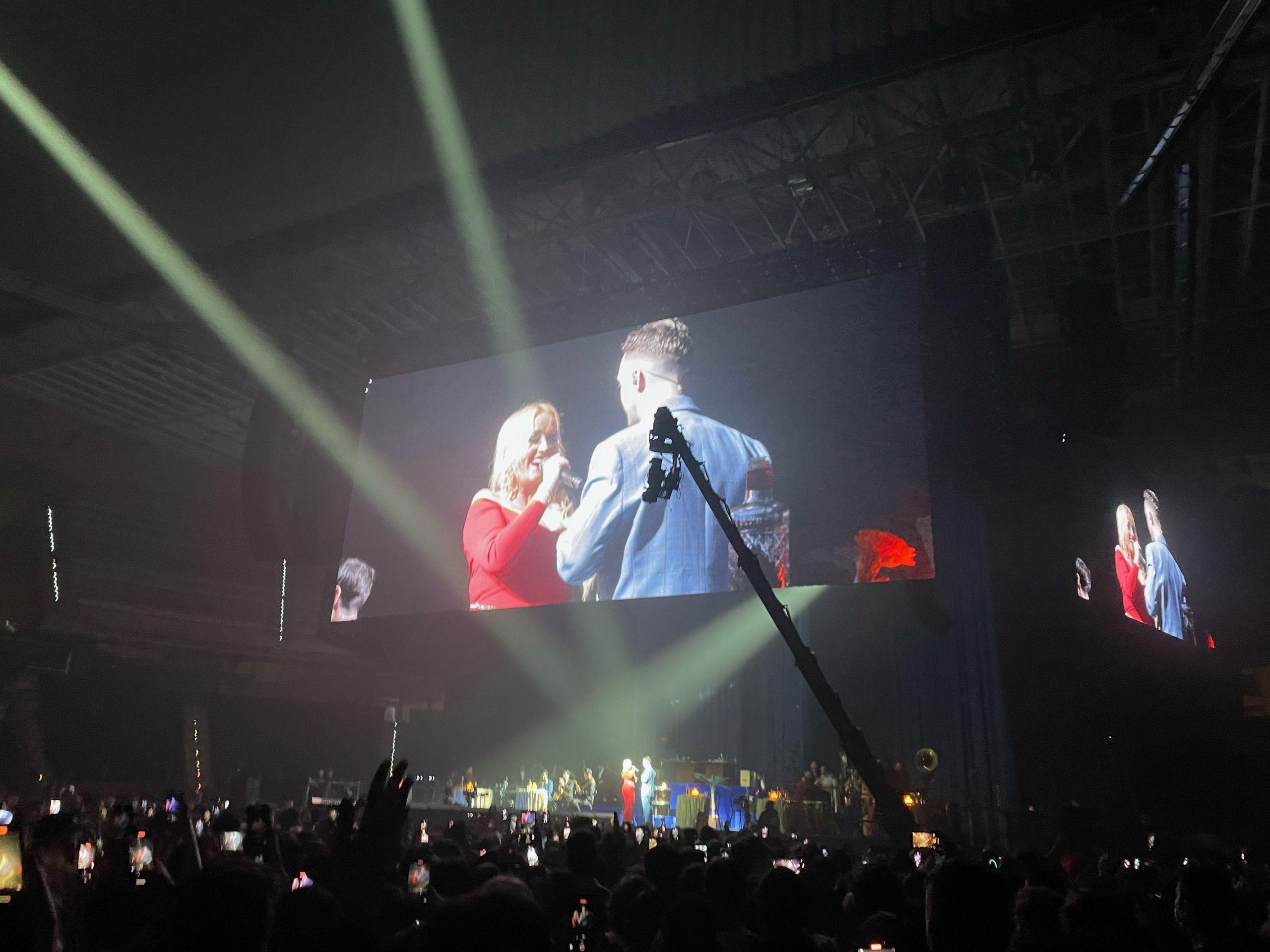 C. Tangana y La Húngara interpretando Tú me dejaste de querer