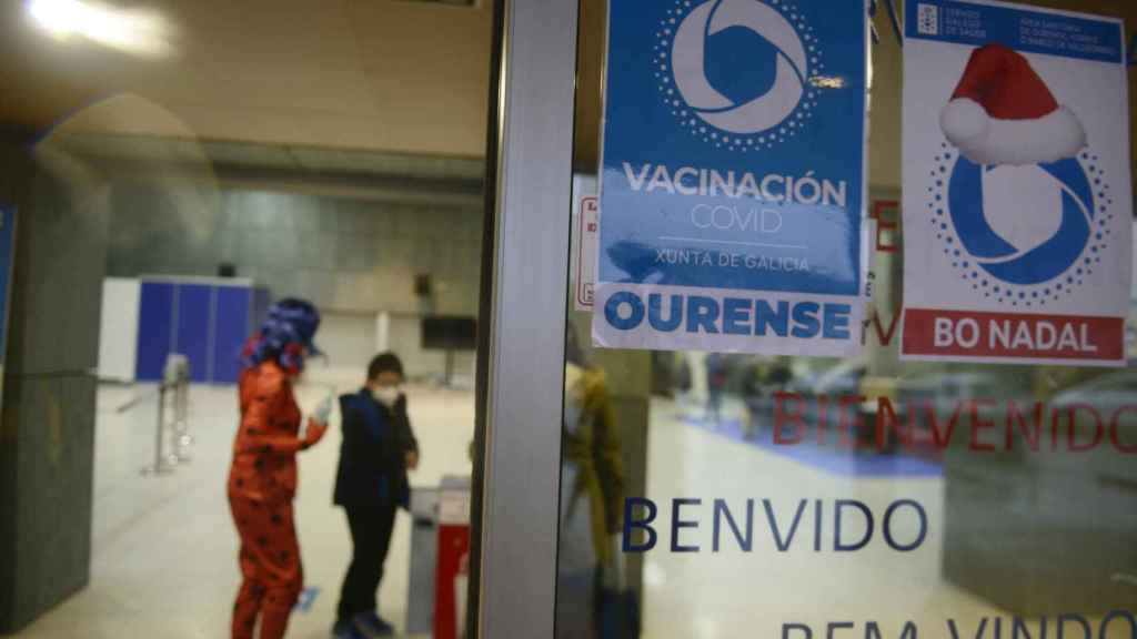 Entrada del recinto ferial Expourense durante una jornada de vacunación infantil.