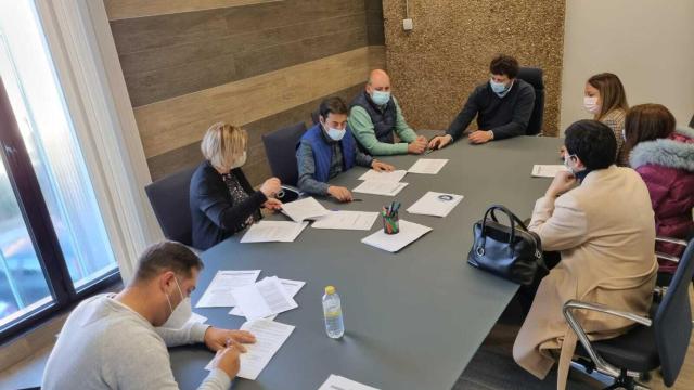 Reunión en la que se ha firmado el acuerdo de cesión de la gestión del Polideportivo