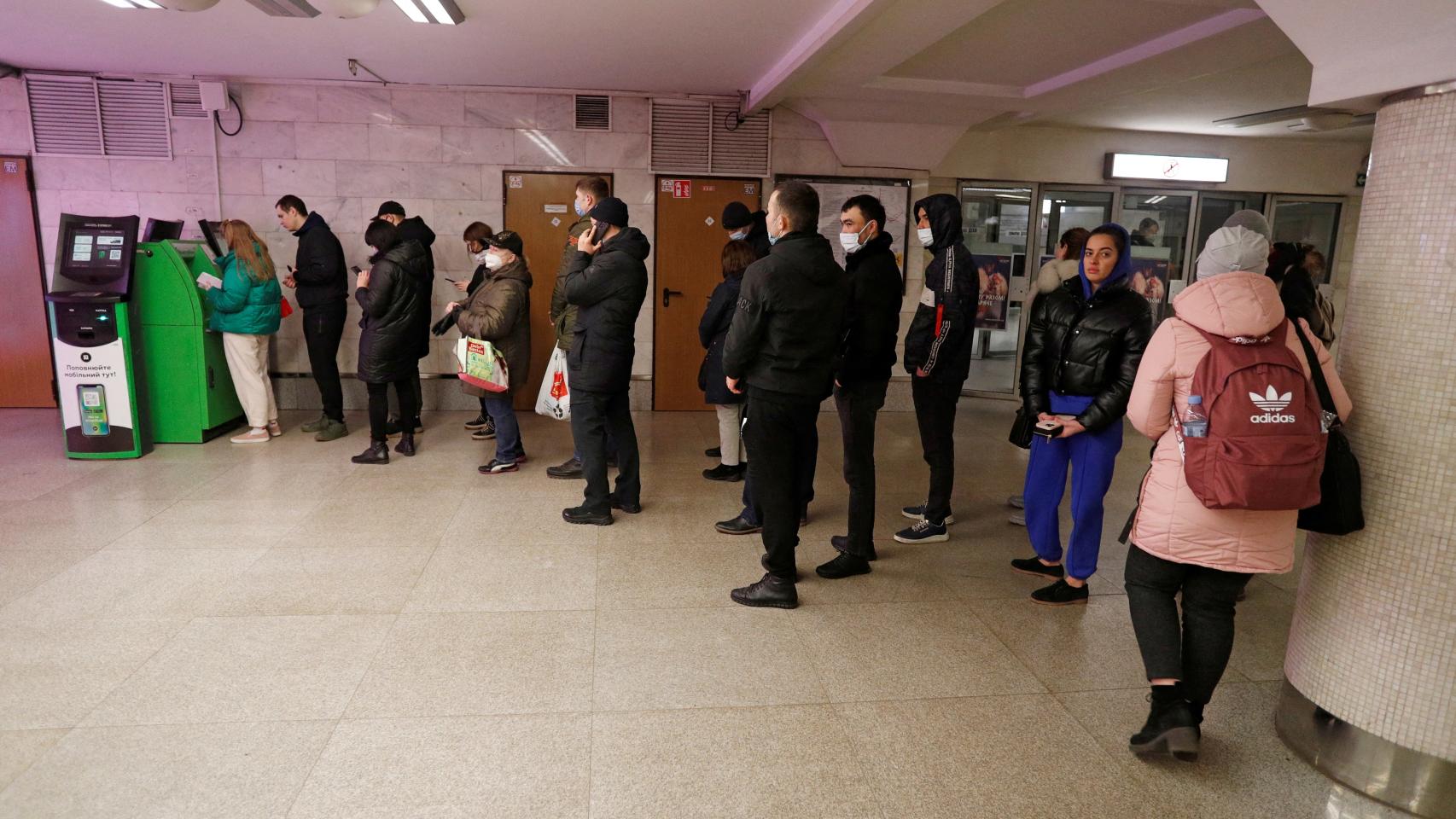 Colas en los cajeros de Rusia después de que Putin invadiera Ucrania.