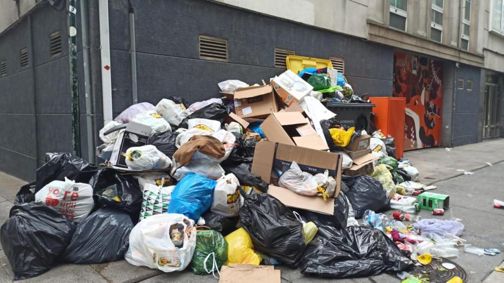 Basura acumulada en las calles de A Coruña durante una huelga en una foto de archivo.