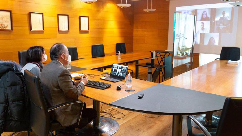 El director xeral de Inclusión Social, Arturo Parrado, mantiene una reunión por videoconferencia con las entidades.