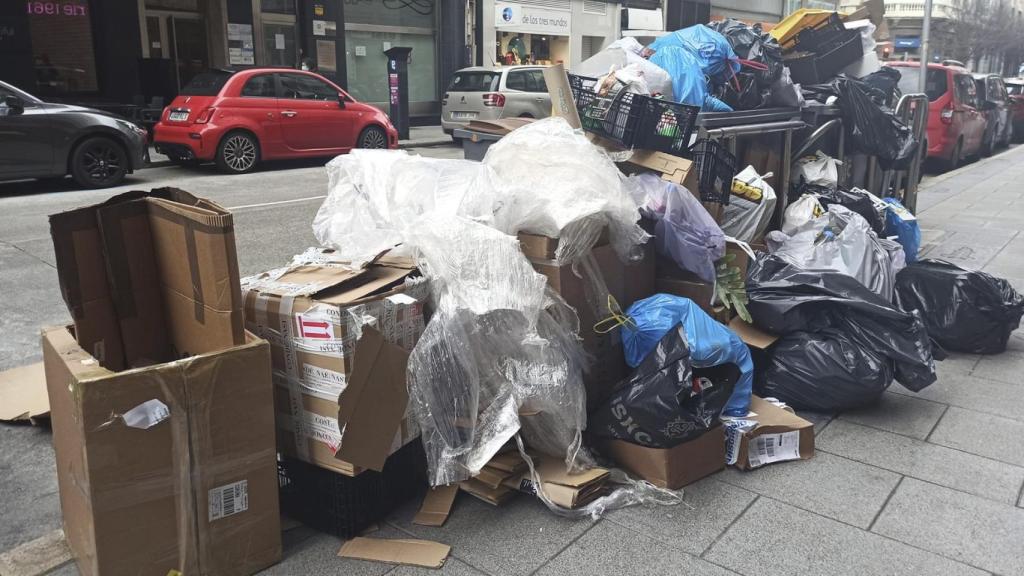 Basura acumulada en la calle.