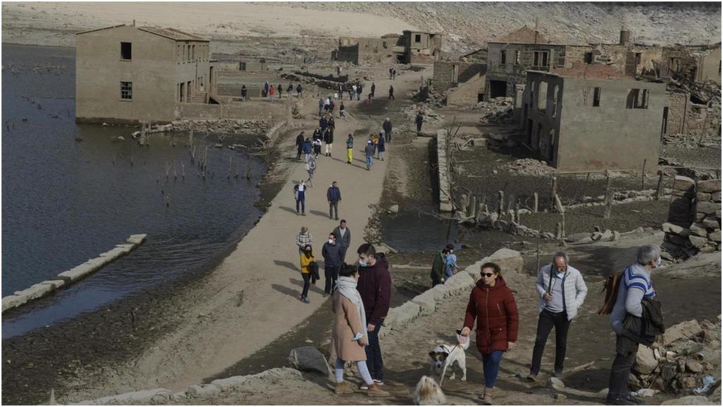 Ciudadanos pasean por las ruinas de la aldea de Aceredo, en Lobios.