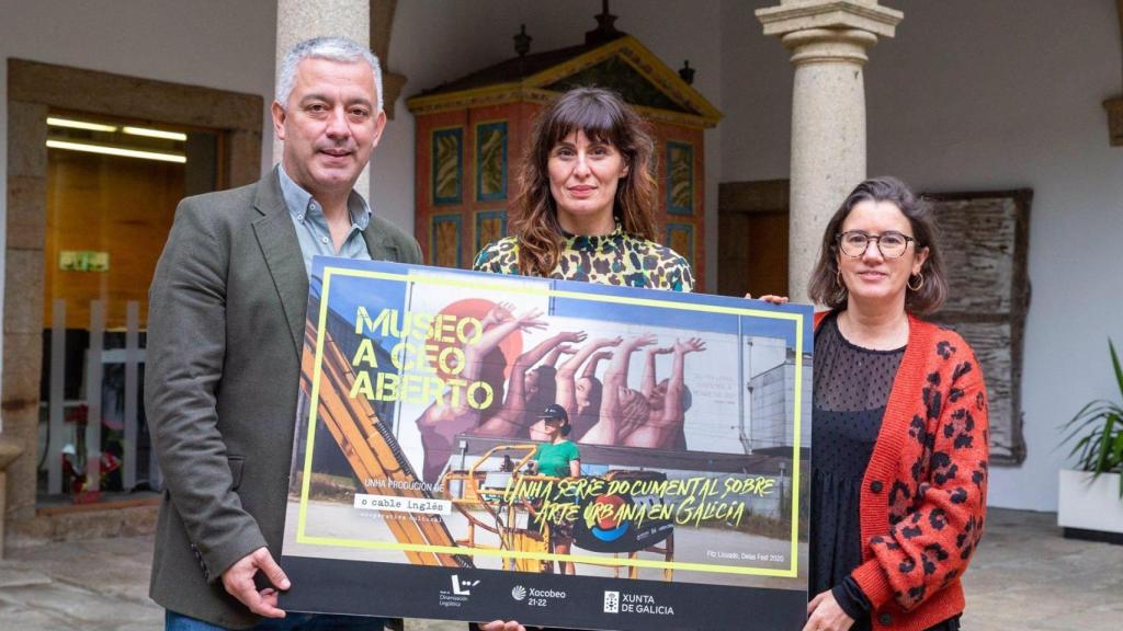 El secretario xeral de Política Lingüística, Valentín García, junto a la directora y guionista del proyecto, Marian Fernández.