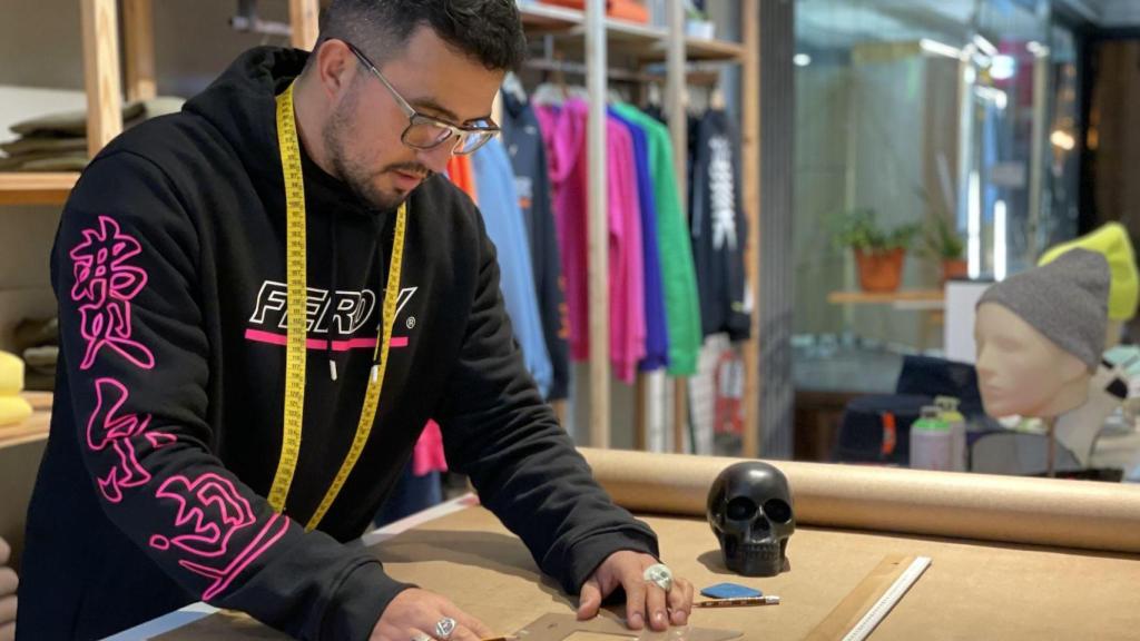 La marca Ferdy celebra en A Coruña su cuarto aniversario con una sesión de arte urbano