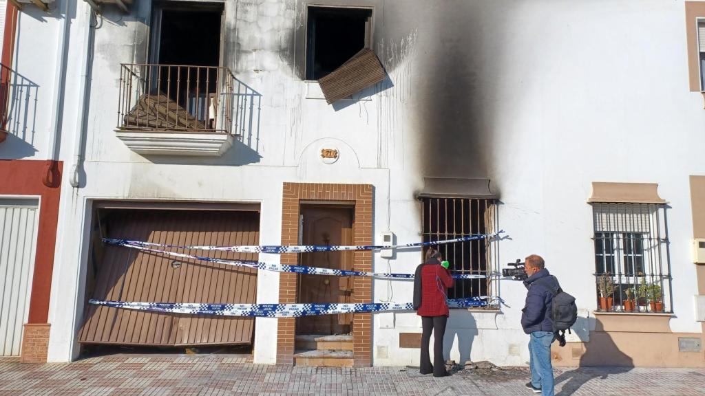 El fuego se originó en la planta baja de la vivienda, que ha quedado completamente inhabitable.
