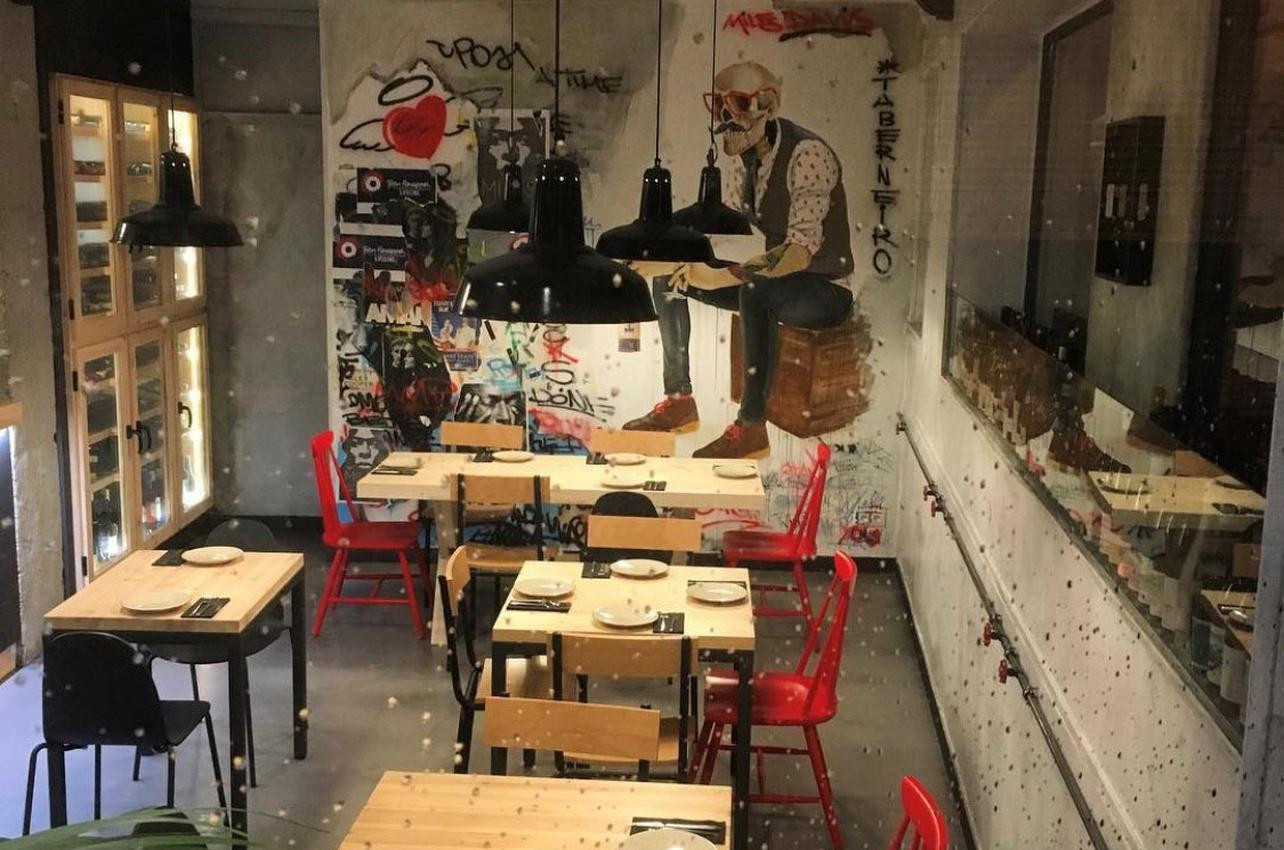 Interior de Malauva Wine Bar, Vigo. Foto: Malauva.