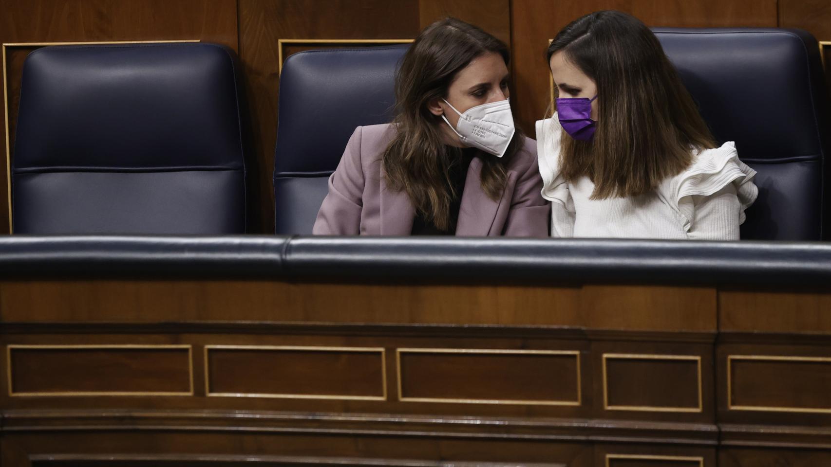 Irene Montero y Ione Belarra, ministrasd e Igualdad y Derechos Sociales, en el Congreso.