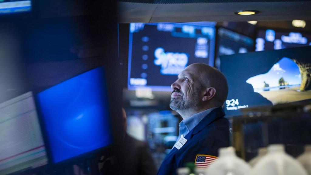 Un empleado de la Bolsa de Nueva York observaba el martes la evolución de la bolsa.