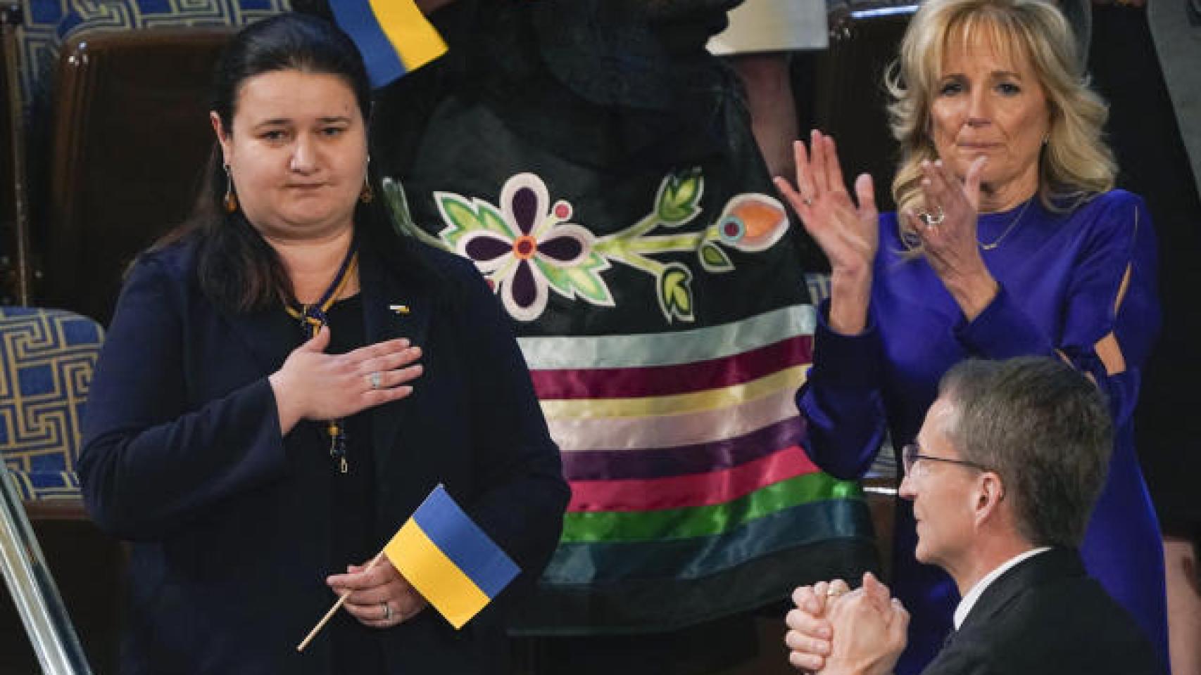 La embajadora de Ucrania en Estados Unidos, Oksana Markarova, recibe una ovación en el Capitolio, junto a la primera dama.