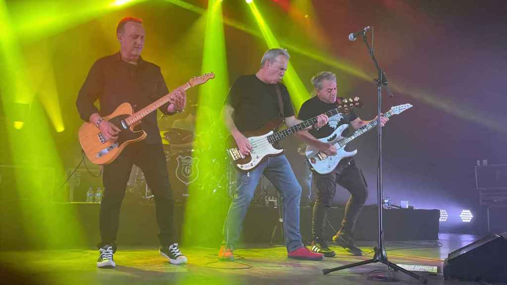 Hombres G actuando en la sala La Riviera de Madrid.