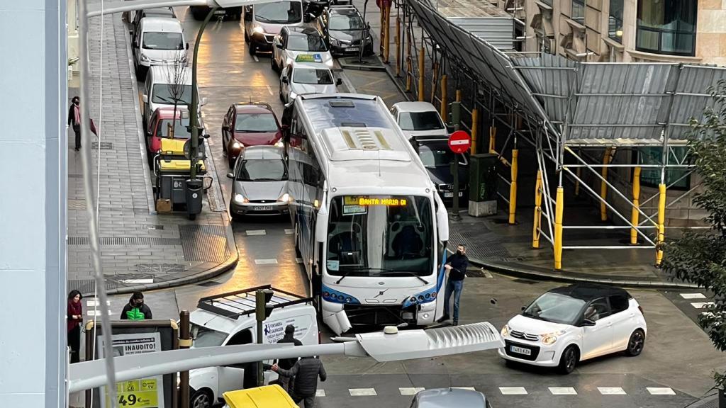 Accidente de un autobús escolar en la plaza de Vigo
