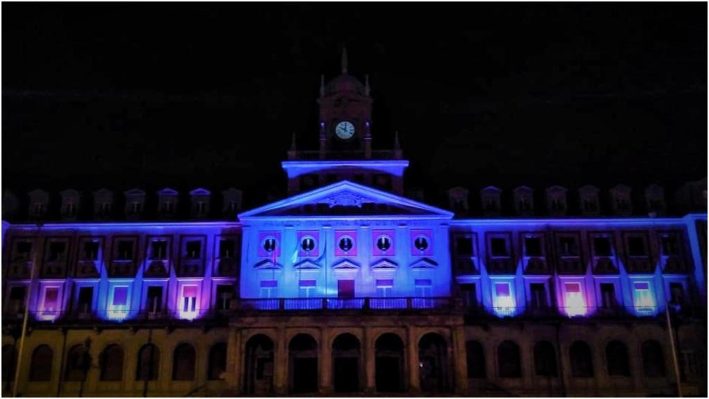 Imagen de archivo d de la fachada municipal iluminada.