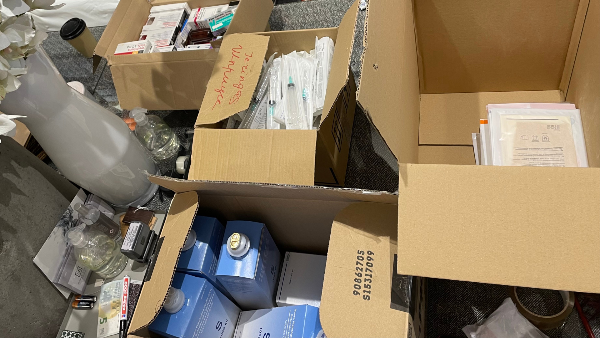 Cajas con medicinas, sueros y material sanitario. Foto: Treintayseis