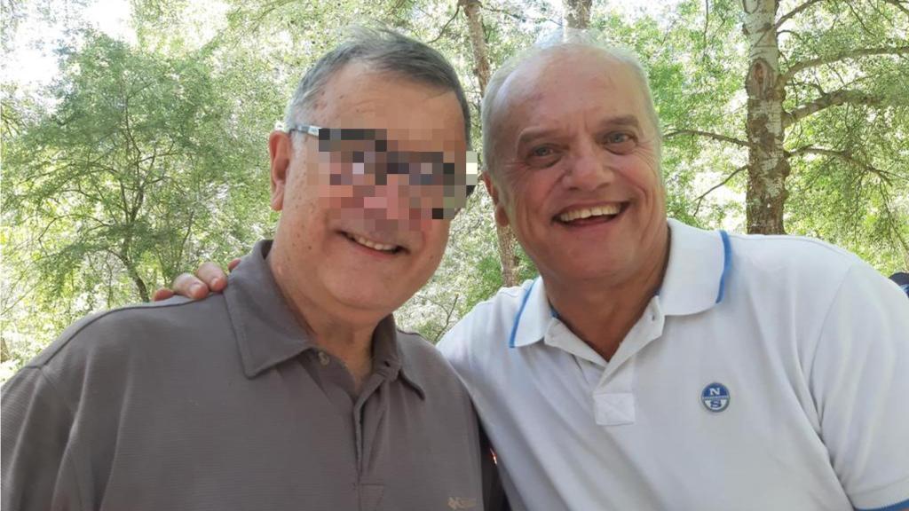 El agente inmobiliario Eduardo Molet, junto a un amigo.