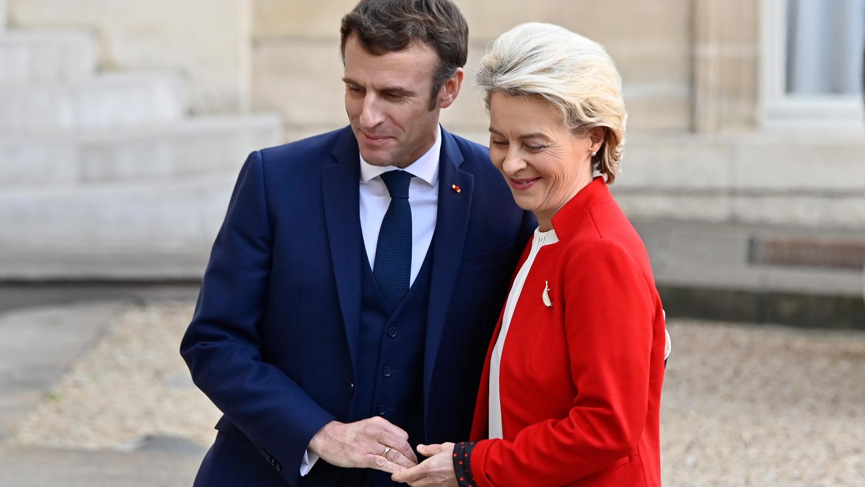 La presidenta de la Comisión Europea, Ursula von der Leyen, y el presidente francés, Emmanuel Macron.