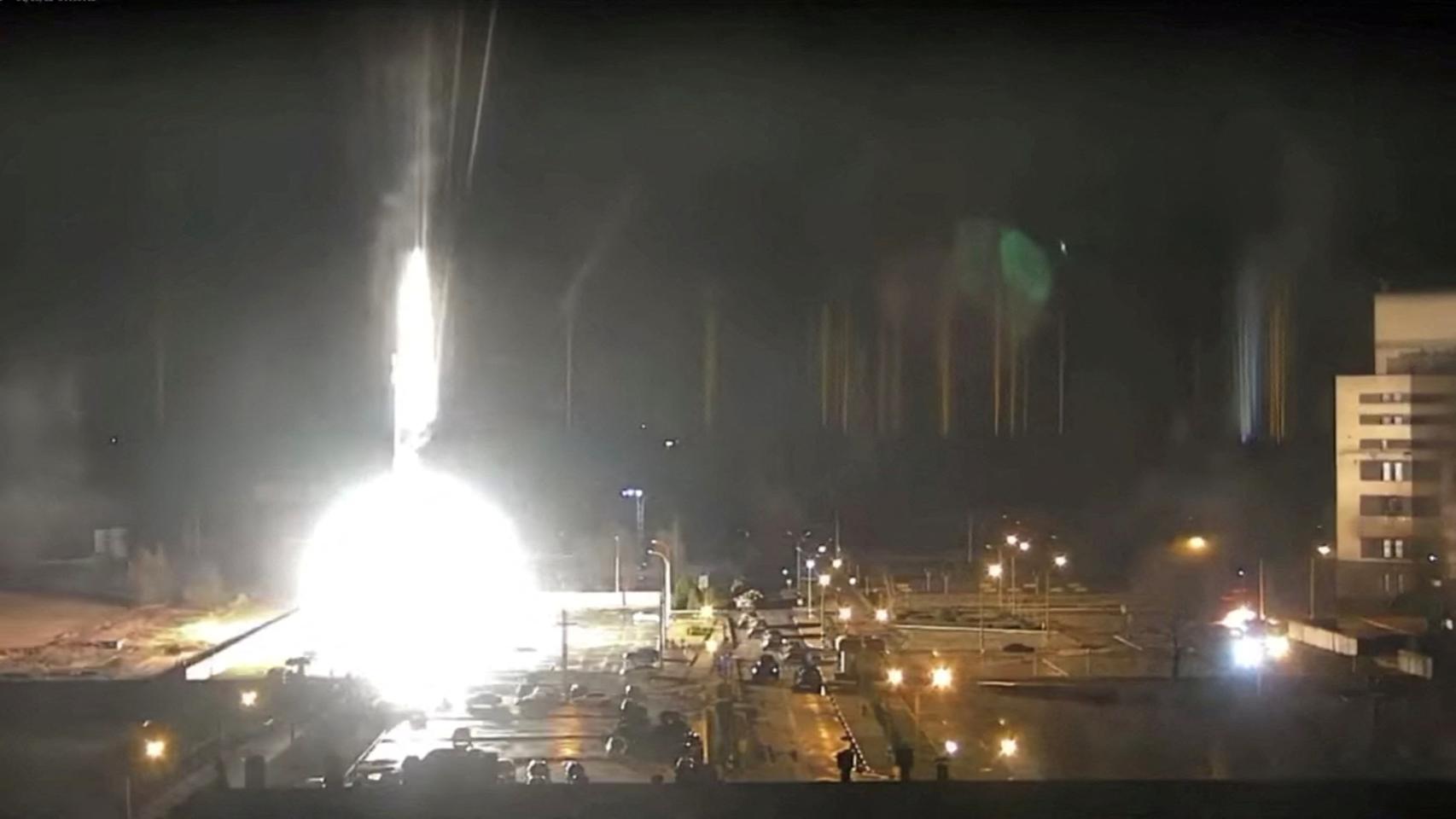 Momento del ataque sobre la central nuclear de Zaporiyia, la mayor de Europa, en Ucrania.
