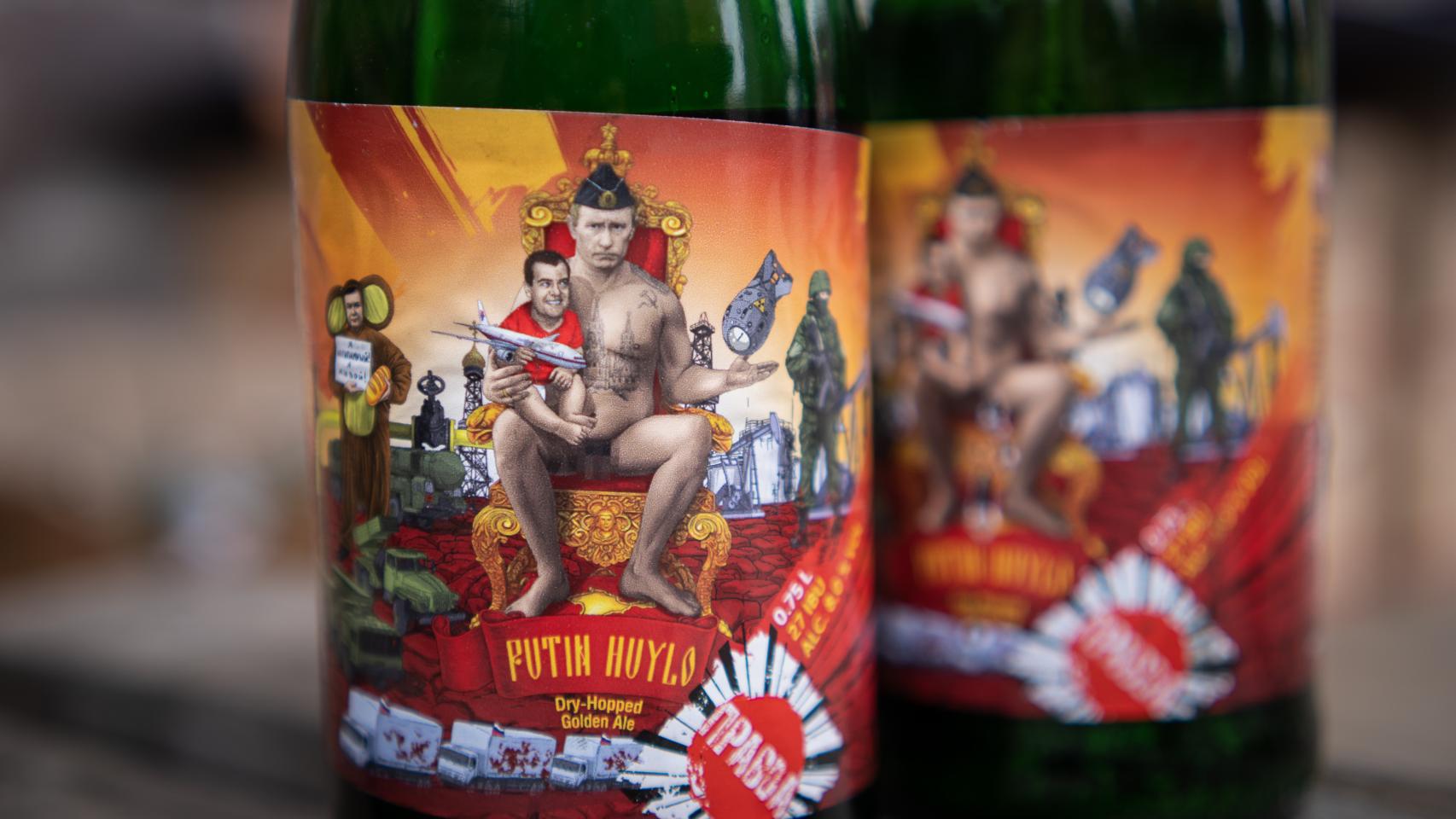 La imagen del presidente ruso desnudo sobre la frase “Putin imbécil”.