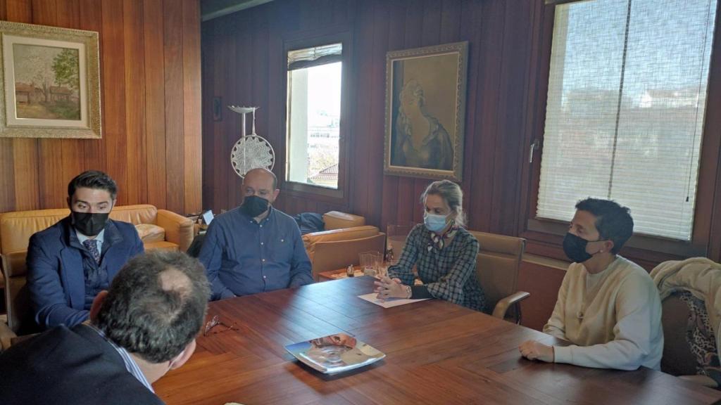 La familia de Diego Bello, junto a su abogado, mantienen una reunión con la Valedora do Pobo en noviembre de 2021.