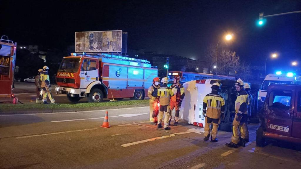 Coche volcado en la Ronda de Outeiro.