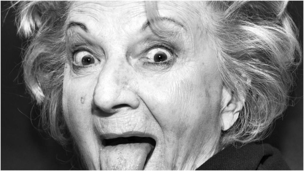 La exposición reinterpreta fotografías históricas.