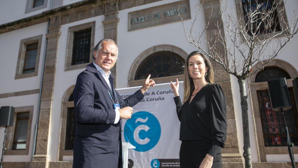 El historiador Suso Martínez y la concejal de Deportes, Mónica Martínez.