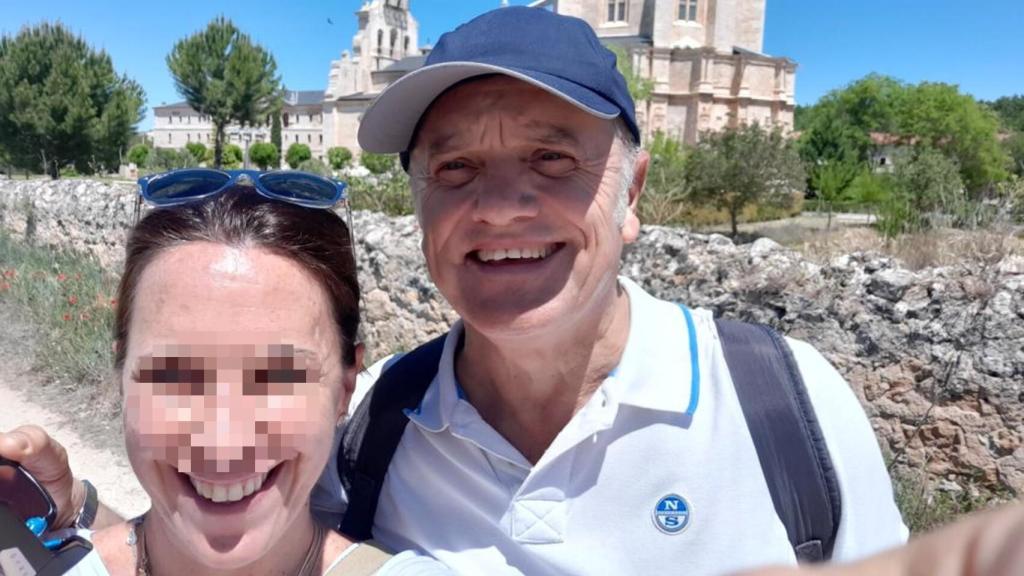 Eduardo Molet, un empresario especializado en el mercado inmobiliario, acompañado.