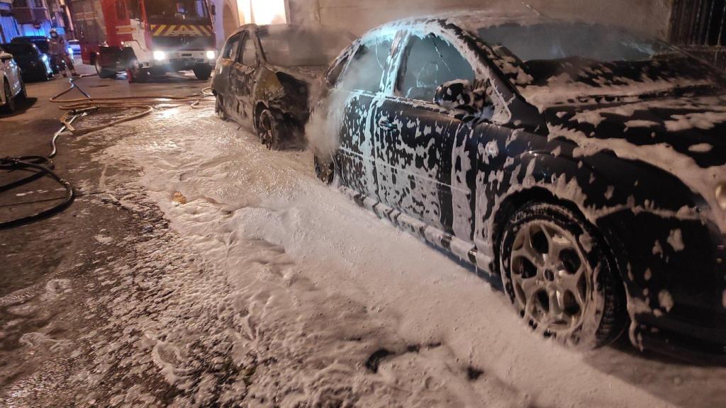 Un vehículo ha resultado completamente calcinado y ha afectado a otro en la calle Maravillas de A Coruña.