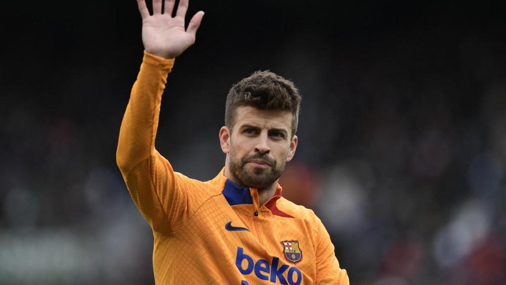 Gerard Piqué, saludando a los aficionados