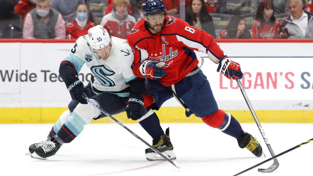 Jeremy Lauzon, en acción con Alex Ovechkin durante un partido de la NHL entre los Washington Capitals y los Seattle Kraken