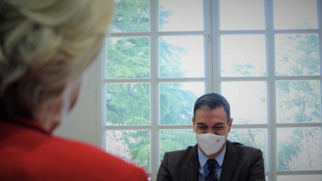 Pedro Sánchez se ríe abiertamente, durante su reunión con Ursula von der Leyen, presidenta de la Comisión Europea, en Moncloa.